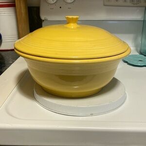 FIESTAWARE Sunflower Yellow Round Covered Casserole Baking Dish w/ Lid HLC 70oz